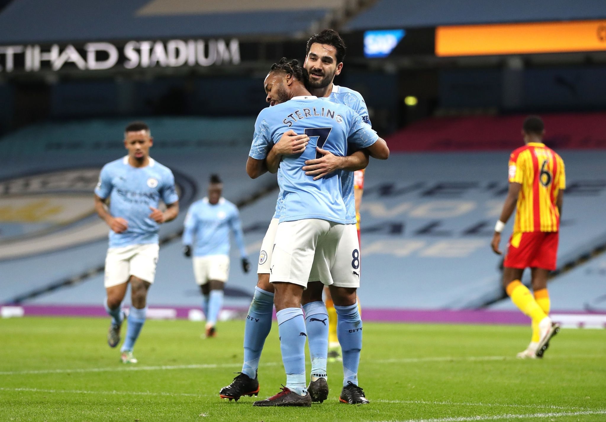 曼聯正在努 曼聯正在努